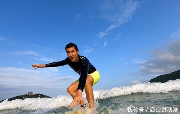 7岁嗯哼陪老爸玩冲浪!半蹲稳站冲浪板不哭……网狂赞王子