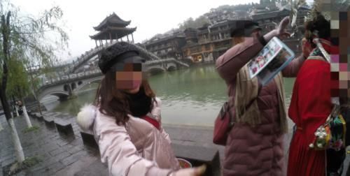 一游客在凤凰古城租衣服,被要求不能自拍,只能由商家收费拍照