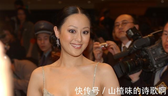 身材 章小蕙真有贵妇范,轻薄裙装点缀刺绣装饰,秀出丰润身材好迷人