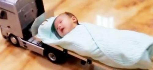 爸爸|不放心宝爸带娃，妈妈突击回家检查，打开门眼前的一幕让她笑出声