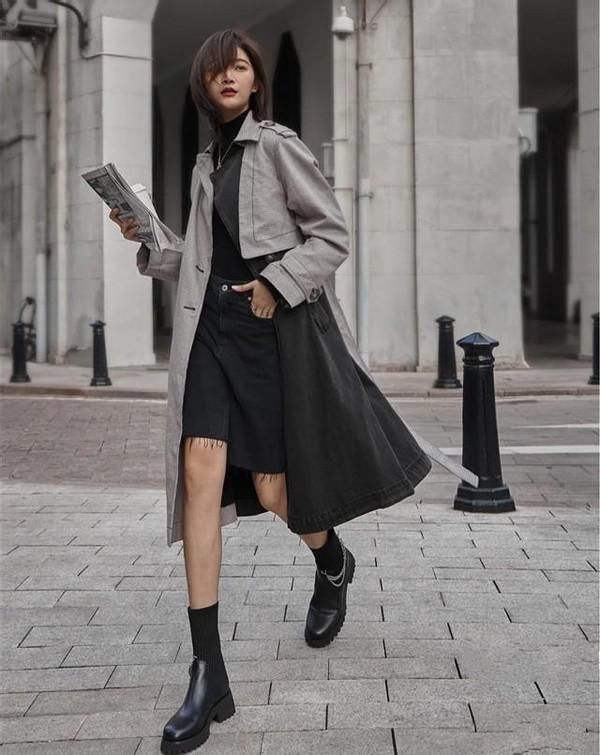 最近火了一种穿搭叫：“大衣+裸靴”，早春就这么穿，时髦显气质
