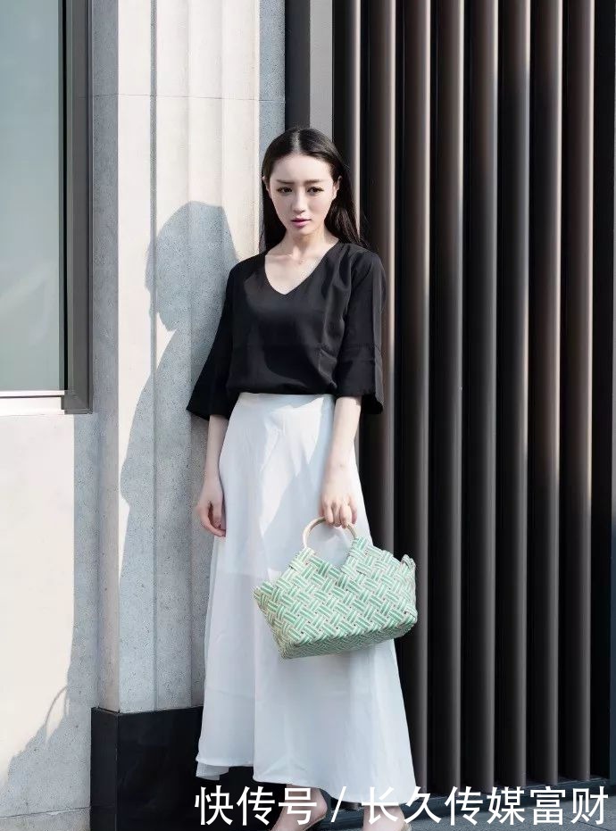 美女搭配一双黑色的高跟凉鞋,让整体的搭配气质更胜一筹