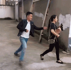 |搞笑GIF段子:不是说女追男隔层纸吗?这也太好追了吧,哈哈哈哈