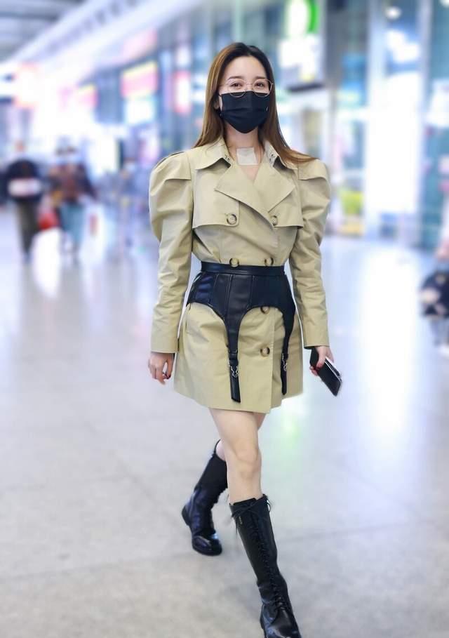 奥利维亚|“环球小姐”奥利维亚·卡波, 穿白色裹胸裙摆飞扬, 衣品太高级