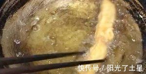 炸油条时，配方和比例告诉你，金黄酥脆又蓬松！