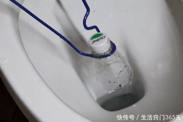 马桶|塑料瓶盖上套一个衣架，塞进马桶里面，解决了家家户户的大烦恼！