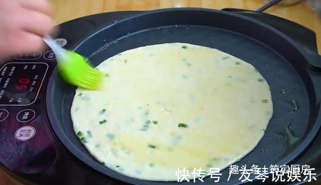 做孩子更易消化的烫面饼,柔软又筋道,筠宝一口气吃三块
