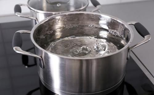  煲汤什么时候放盐？先放还是后放？大厨：都不对，这样放才好喝