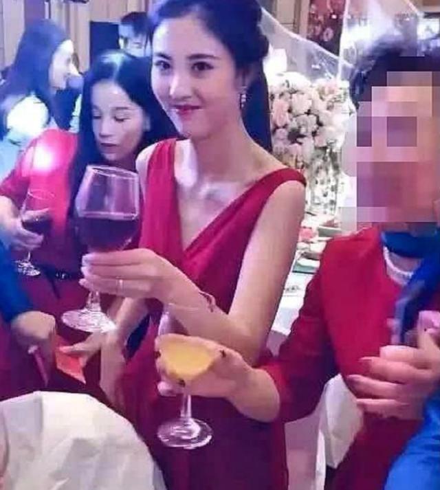 最美 “最美丈母娘”婚礼走红,风姿绰约碾压新娘,网友:保养太好了