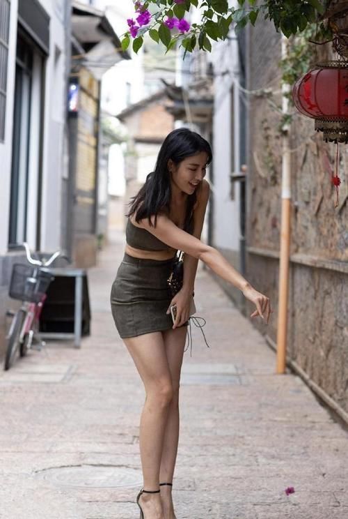裙子|美女小姐姐气质好，穿两块布料当裙子，搭配得当就很好看