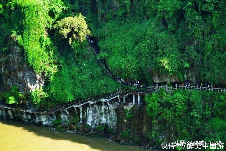 江水|探访三游洞，拥有地势险峻的石灰岩溶洞，洞外江水碧绿，风光旖旎