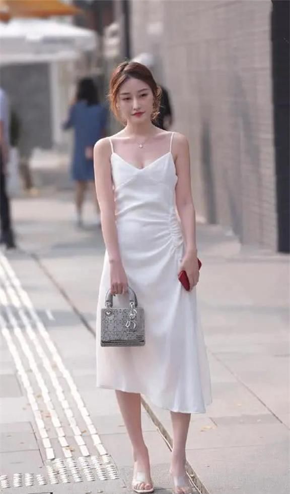 仙气|小姐姐一袭白色吊带长裙,迎面走来“仙气飘飘”