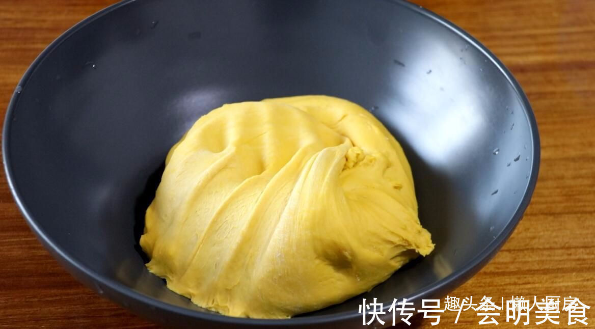 一块南瓜,一碗面粉,教你用电饭锅做好吃的南瓜花卷,比蒸的好吃