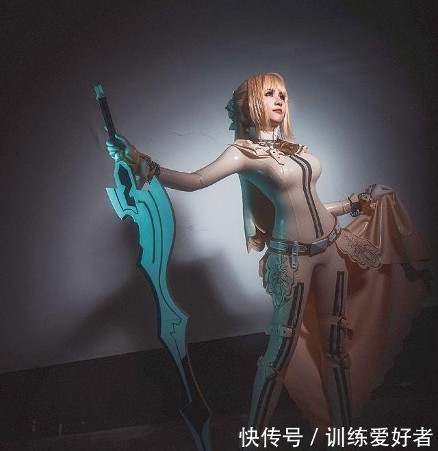 鼓包|胶衣coser竟也可以不是小姐姐尴尬的鼓包也是假的槽点太多了!