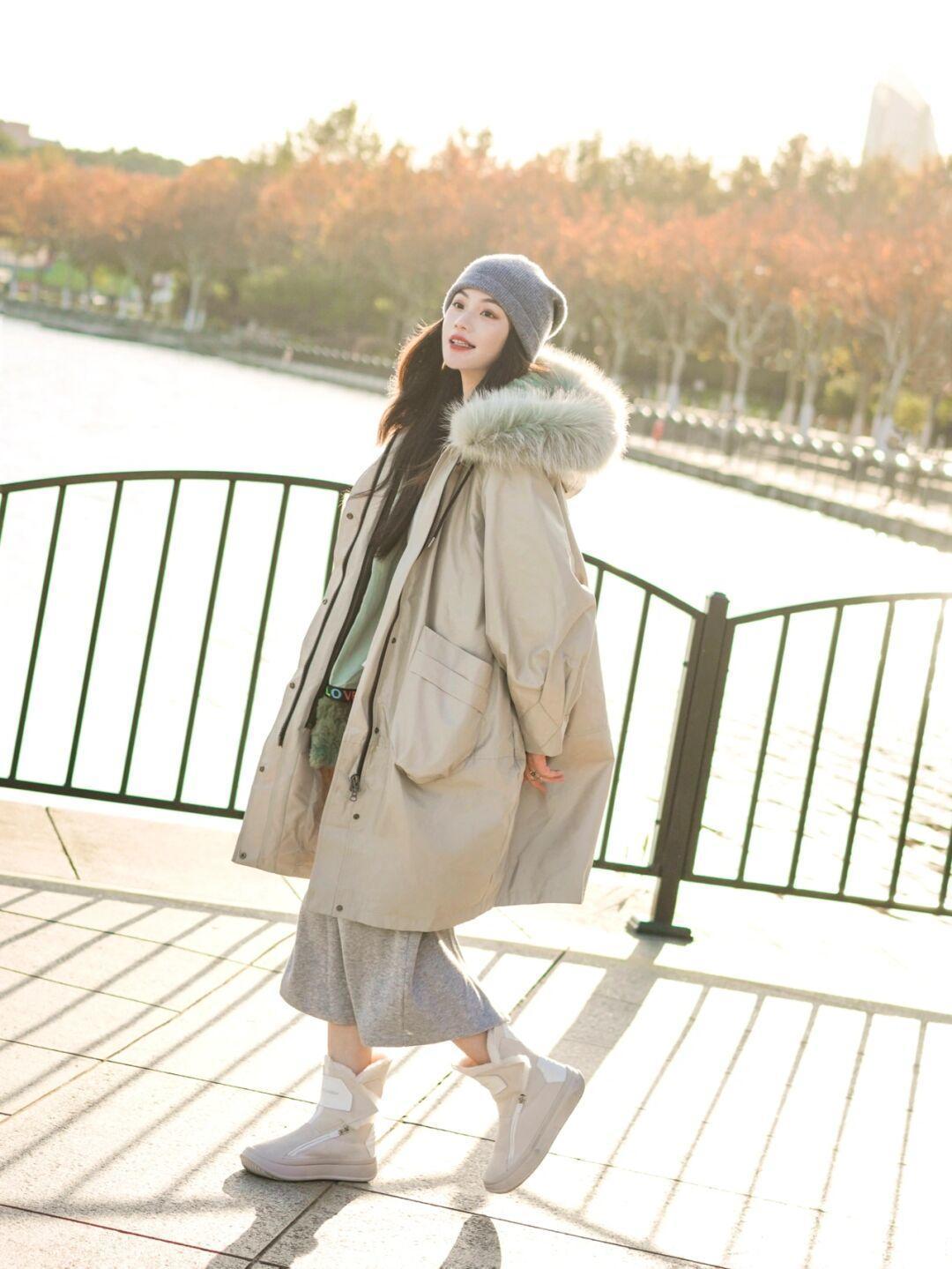 减龄 冬天穿灰色连衣裙更减龄,搭配长款外套保暖又舒适!