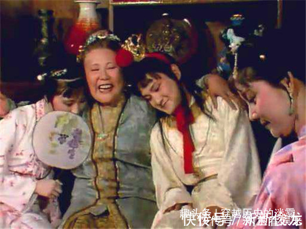 金玉良缘|红楼梦贾宝玉迎娶薛宝钗，贾母为何不出手她再看一个人的态度