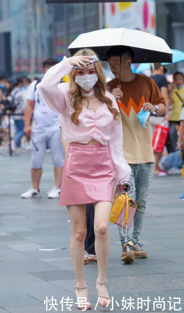 美女|街拍:粉色减龄效果好, 美女选择粉色系搭配加细跟凉鞋, 减龄又显身材