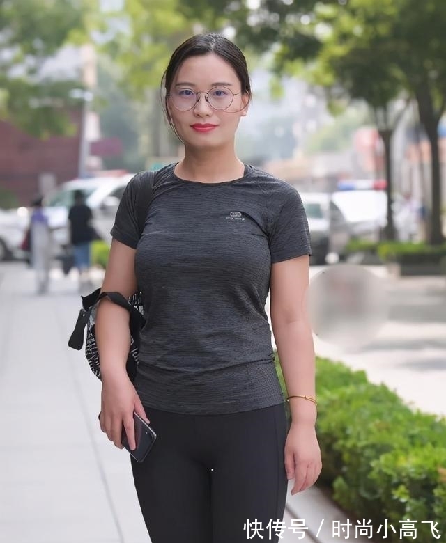 气质|黑色修身上衣搭配黑色打底裤,展现出温柔气质,休闲感十足
