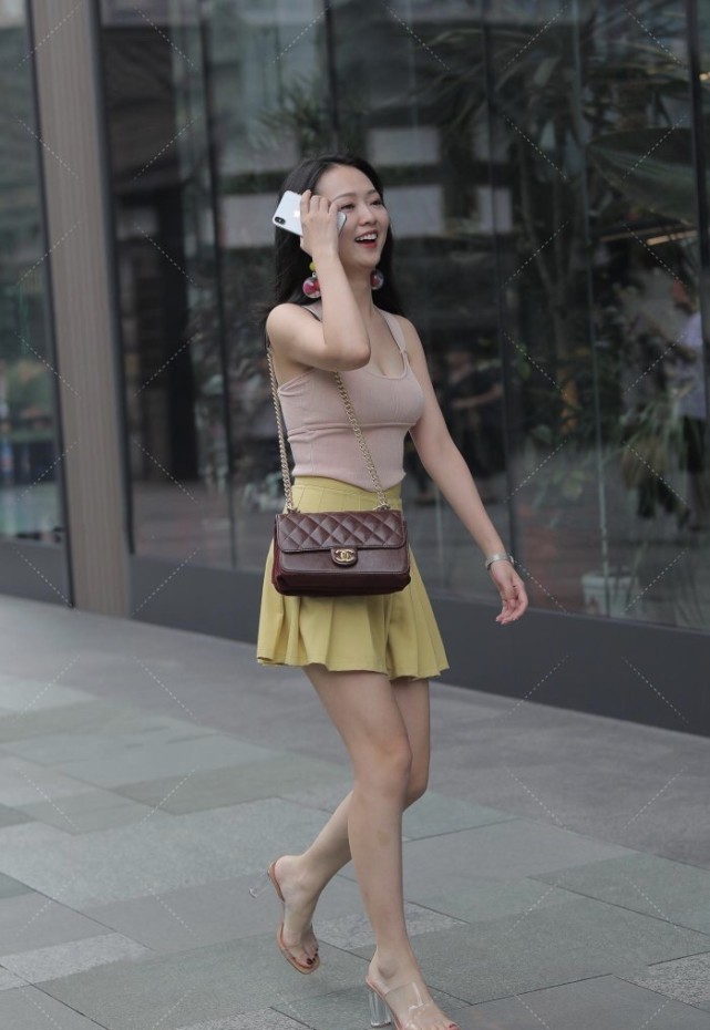 粉色紧身上衣搭配百褶裙活力满满,透明高跟鞋轻松打造少女气质