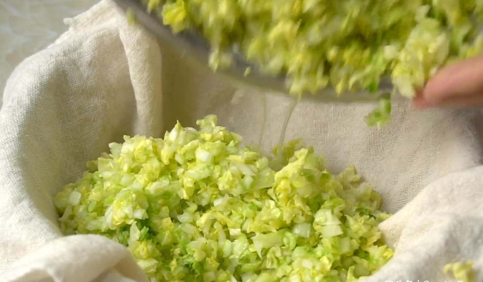 简单|白菜简单做,不发面不烫面,一折一卷就搞定,比包子还好吃!