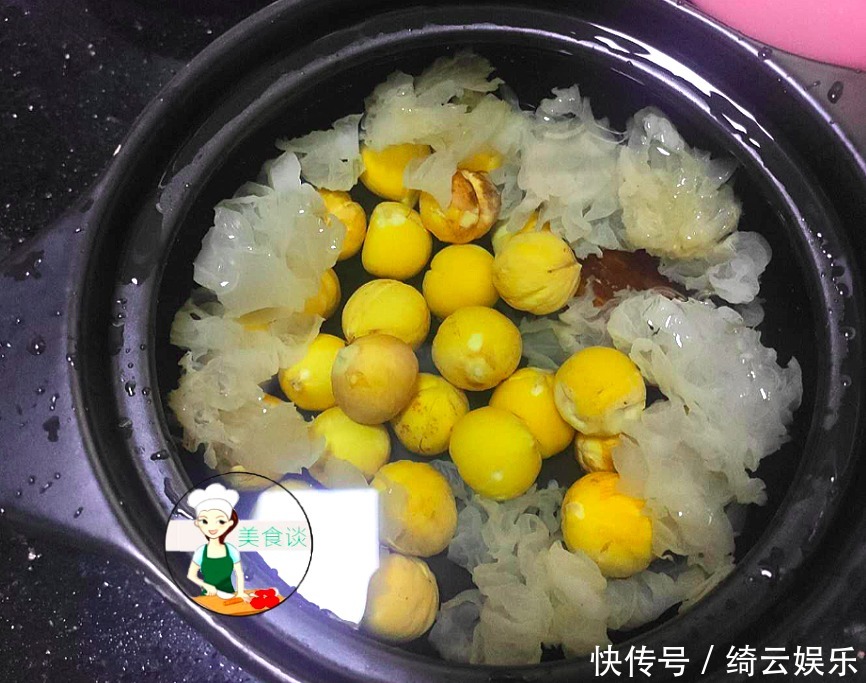  煮银耳汤时，掌握好一个技巧，银耳汤出胶质爽滑浓稠，比买的好喝