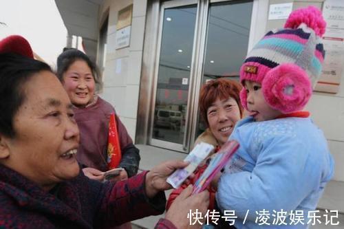 孩子|3岁宝宝去拜年,敲门时“霸气喊话”,奶奶听到后直接掏出存折