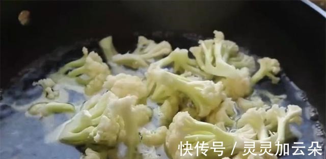 花菜好吃有诀窍，多加这一步，营养丰富又解馋，饭店都吃不到，香！