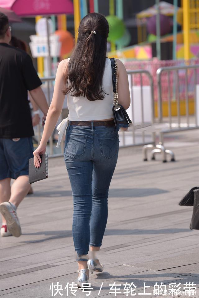 得体|白色背心搭配牛仔裤,简单大方又得体