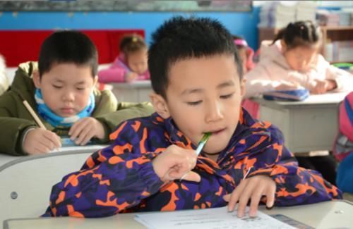 搞笑|小学生的搞笑作业,老师看了发出鹅般的笑声,李白气得要恢复名誉