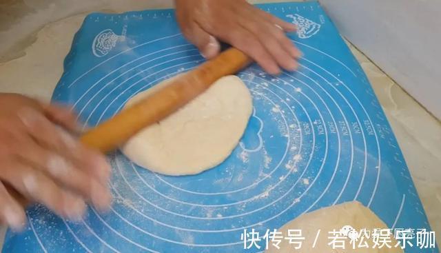 好吃|自制葱油饼的做法，锅里一烙，柔软劲道不油腻，比手抓饼好吃