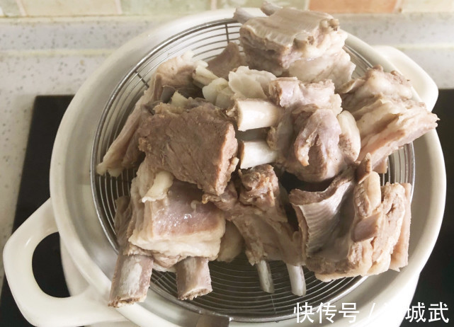 秋天最该吃这肉，比牛肉香，比排骨滋补，热乎乎炖一锅，吃美全家人