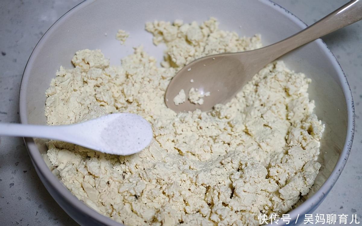 豆腐别总炖了,做成豆腐饼,酸甜软嫩,刚上桌分分钟就吃光了