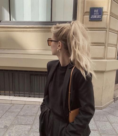 简单的色系更能营造高级感，不妨试试这几种极简配色，显贵有气质