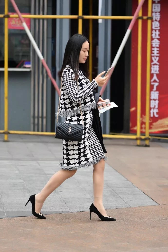 气质|高跟鞋简约搭配,凸显出女生身上唯美的气质