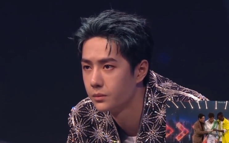 街舞总决赛花絮,王一博跟小朋友握手后,身后小男孩的表情太真实