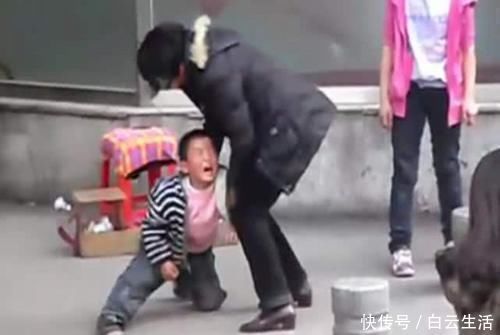 失控|“妈妈,我起不来了”,8岁女孩因不写作业被打,失控父母太可怕