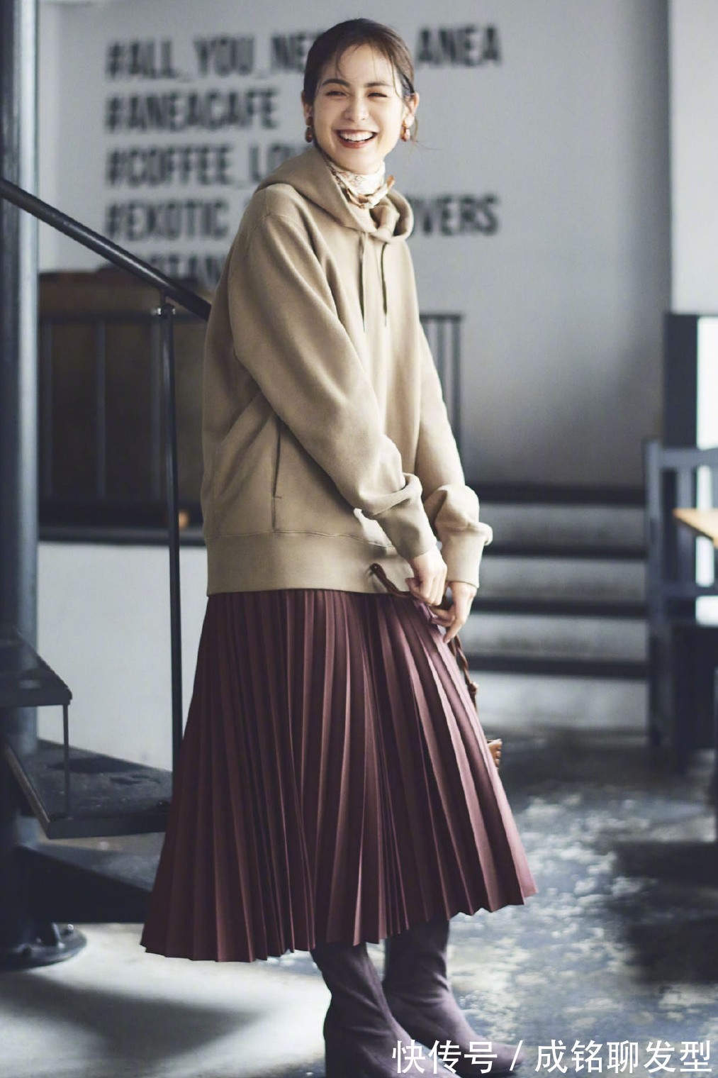 老少皆宜|今年秋季有一种搭配叫“卫衣+半裙”,简约时尚又百搭,超显嫩