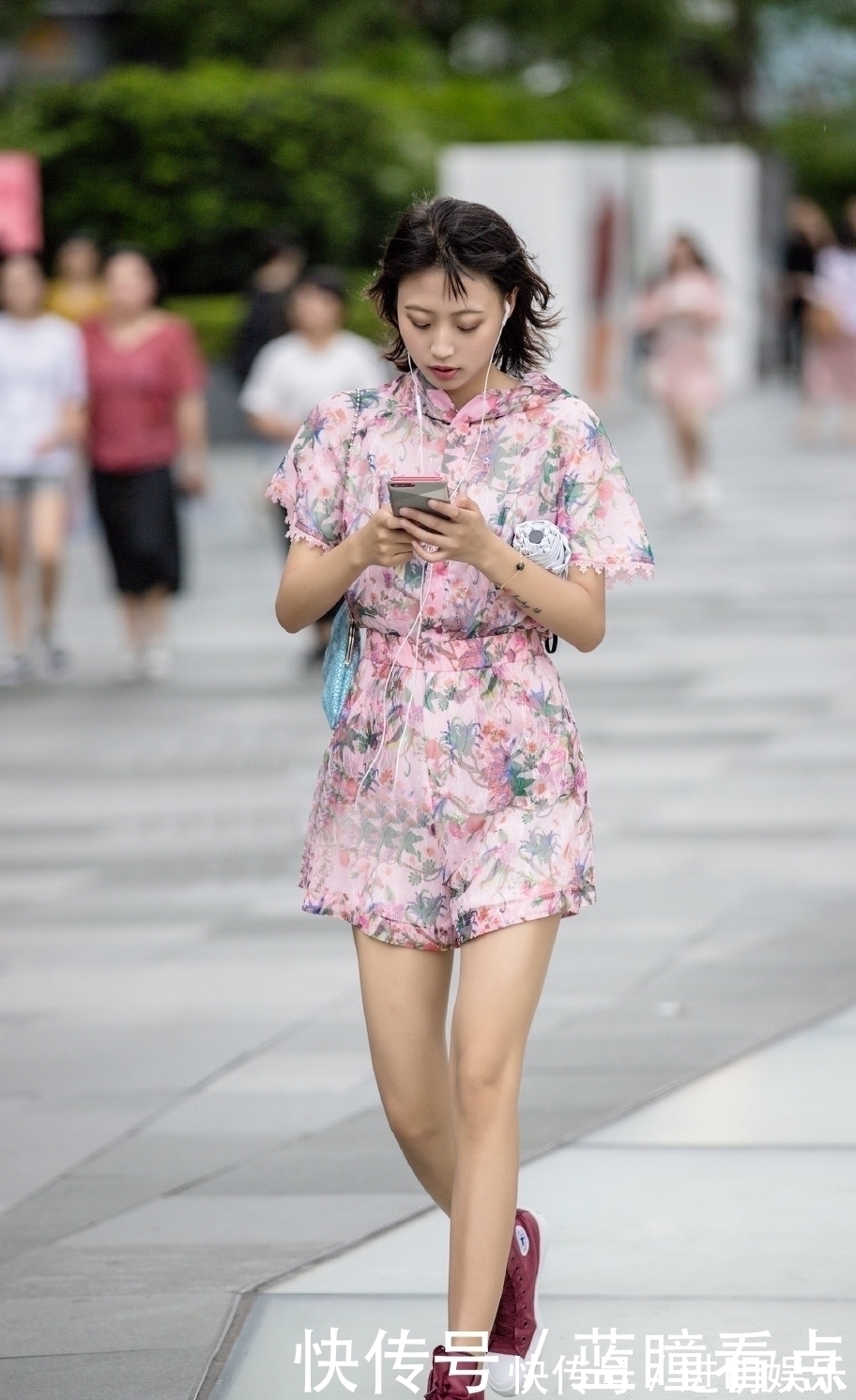 阔腿裤|吊带连体裤搭配高跟凉鞋,时尚又性感的风格,搭配出女神般的气息
