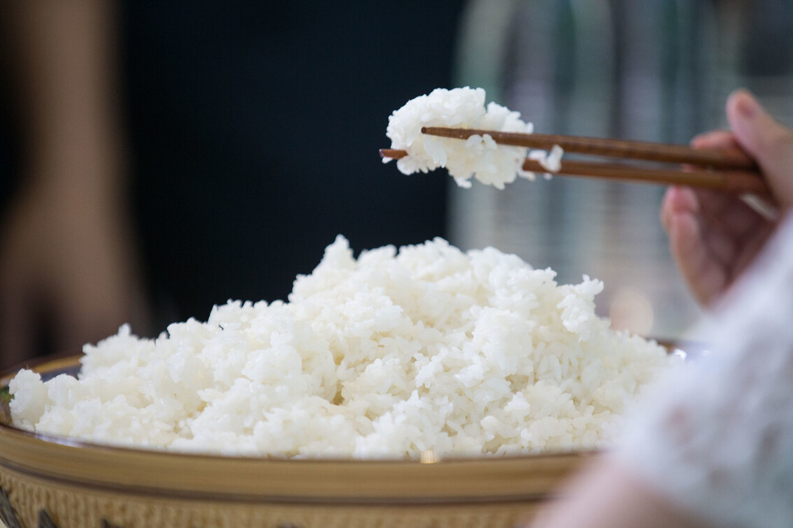 煮米饭，不要只会用清水，再加这2样，米饭粒粒分明，香喷喷的