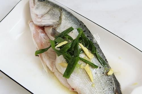 正确|清蒸鱼，放盐和生抽都不对！厨师：教你正确做法，鱼肉鲜嫩无腥味