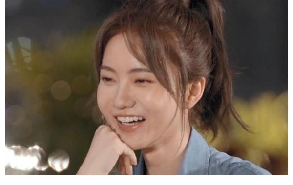 《心动4》橙子“学生照”被扒,长发披肩素颜出镜,比现在更美