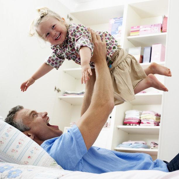 父亲|“冻龄爸爸”走红,晒与女儿从5岁到11岁合照,网友:羡慕了