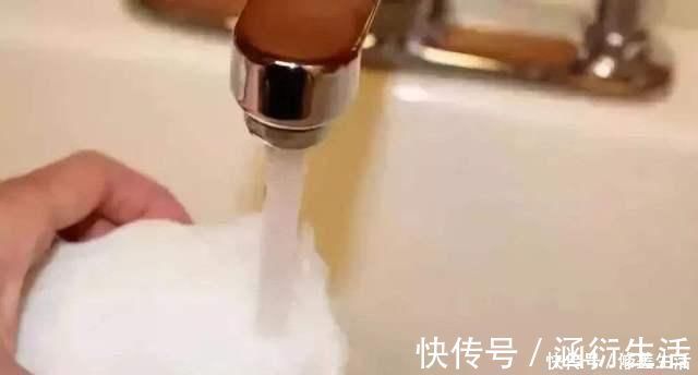 霉斑|玻璃胶用久会“变黑”保洁阿姨的“小妙招”，立马洁净还杀菌