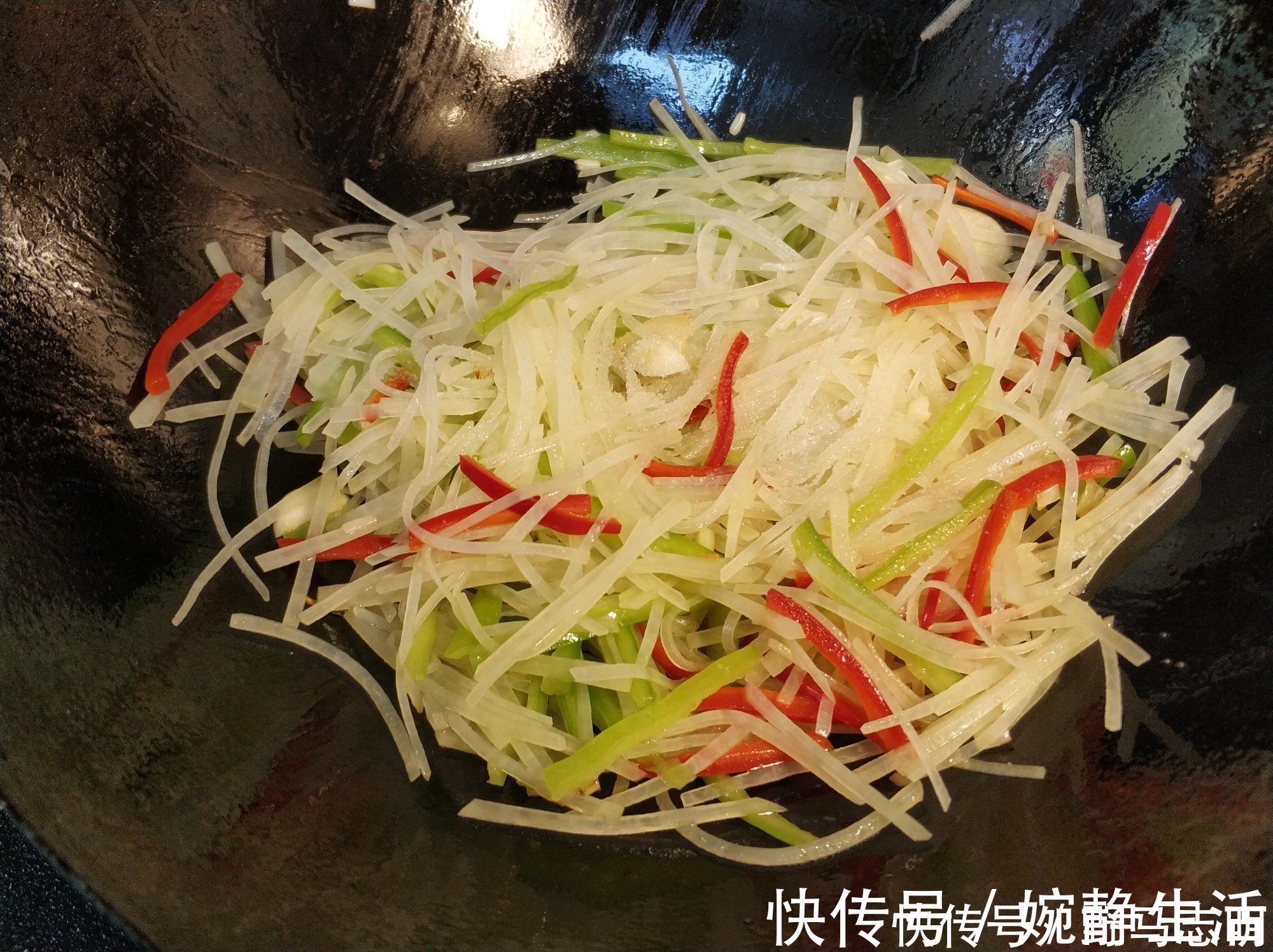 土豆丝|炒土豆丝,先放醋还是后放醋,这一步做对了,土豆丝脆爽又入味