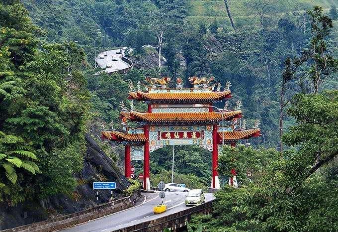 这座寺庙历时18年建于高原，老板还是一华裔，只因过于思念家乡