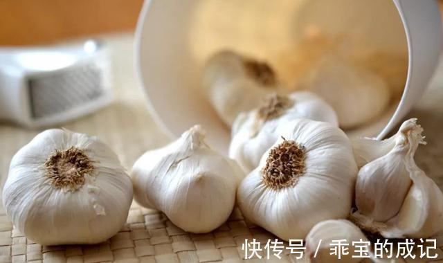 调味品|高血脂患者不能吃大蒜吗?提醒:想要降血脂,建议多吃3种食物