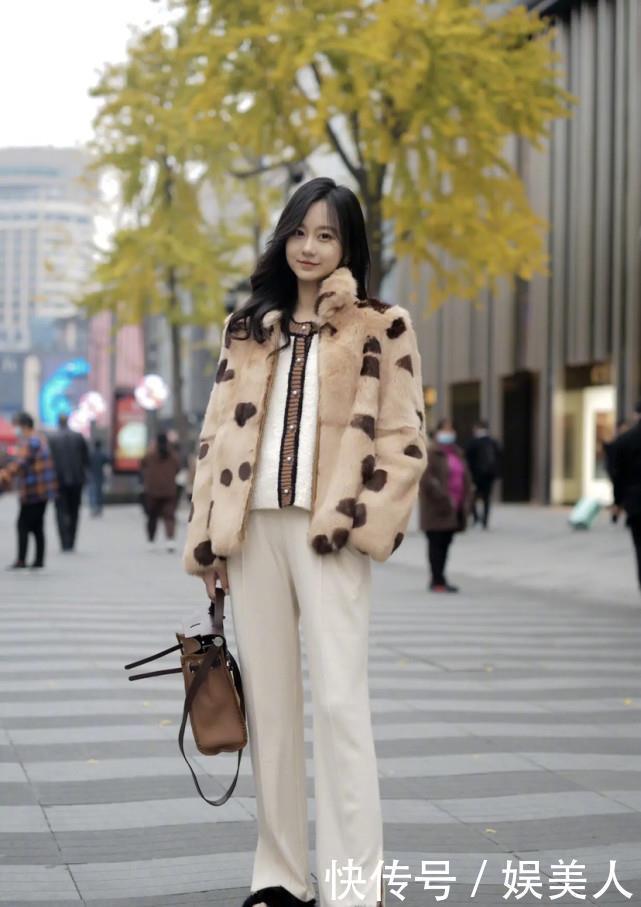 告别显老的黑色，春天穿“咖啡色”服装，高级温柔显气质，真美