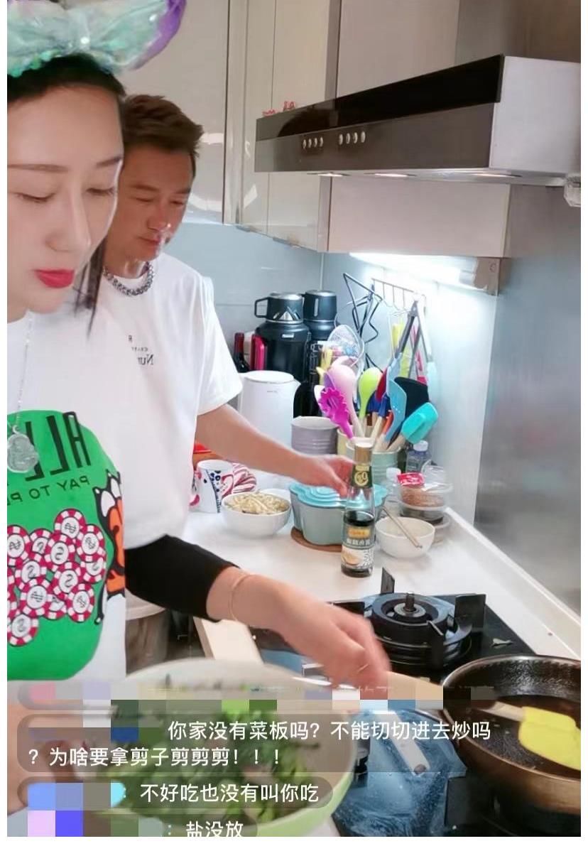 陈浩民蒋丽莎夫妇直播做饭，被吐槽作秀，网友：用剪刀炒菜？