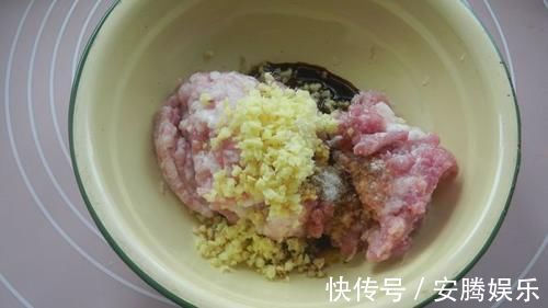 发面|蒸饺好吃有诀窍，学会这样做，皮儿软韧，馅儿鲜香，蒸一锅不够吃
