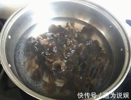 炒木耳总是“噼啪”响多加上1个步骤,木耳不炸锅,鲜香还脆爽